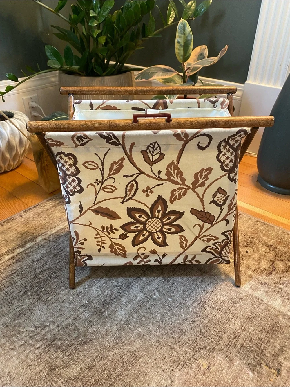 Vintage MCM 1960s Floral Folding Stand up Knit Craft Sew Yarn Basket Holder